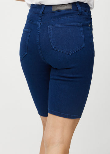 Mörkblå skinny middle shorts sedda bakifrån i närbild för att visa detaljer.