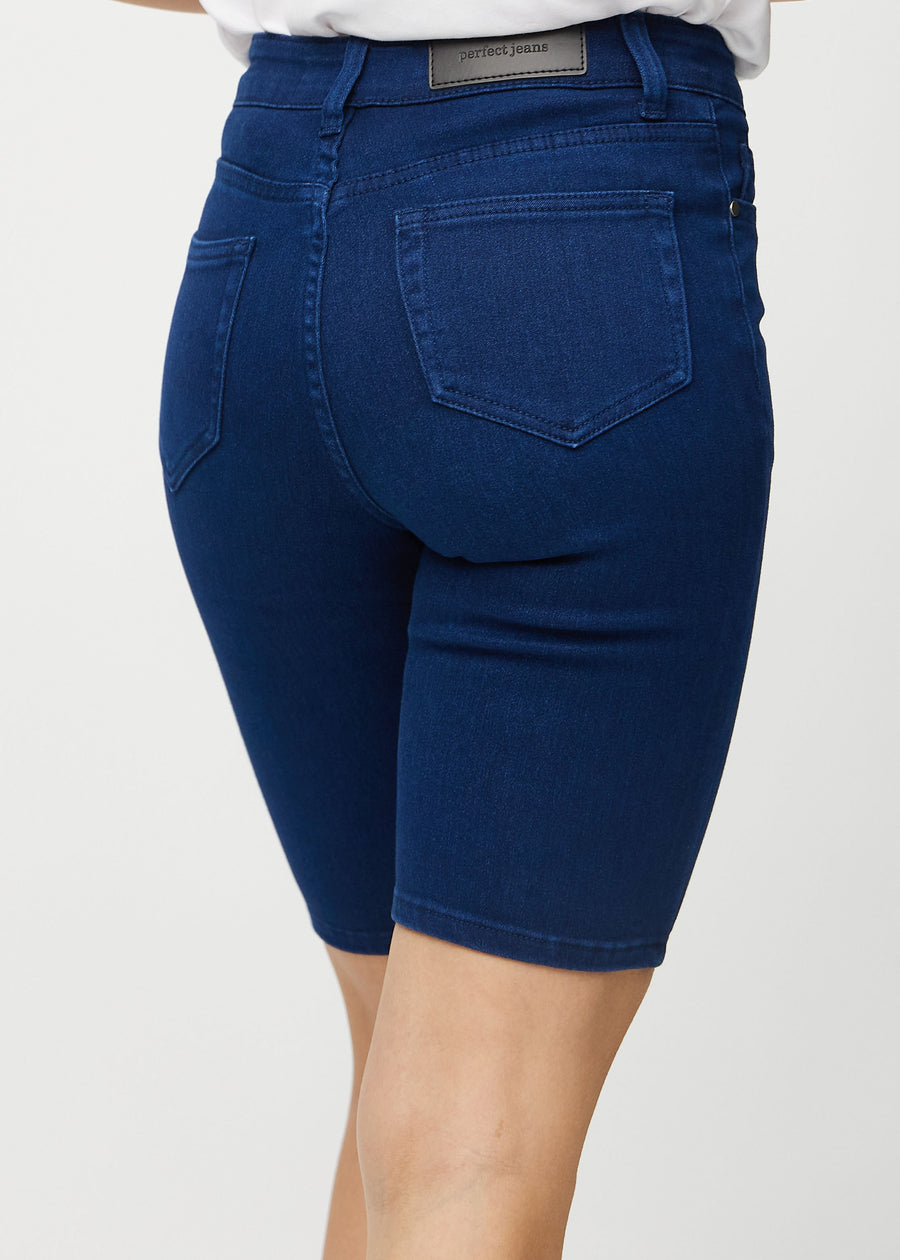 Mörkblå skinny middle shorts sedda bakifrån i närbild för att visa detaljer.