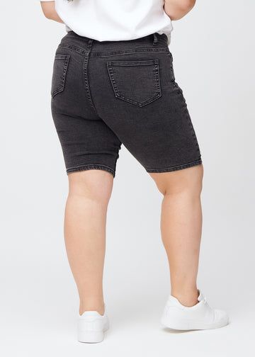 Kvinna i mörkgrå denimshorts sedd bakifrån