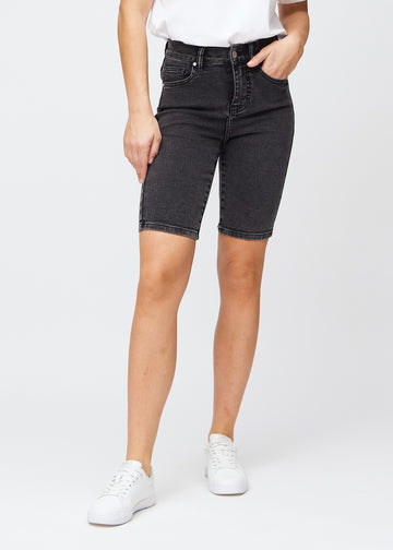 Mörkgrå denim skinny middle shorts, modellnamn Shadows, som sitter tätt över låret och slutar precis ovanför knät, sedd framifrån.