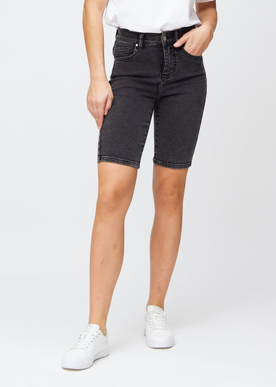 Mörkgrå denim skinny middle shorts, modellnamn Shadows, som sitter tätt över låret och slutar precis ovanför knät, sedd framifrån.