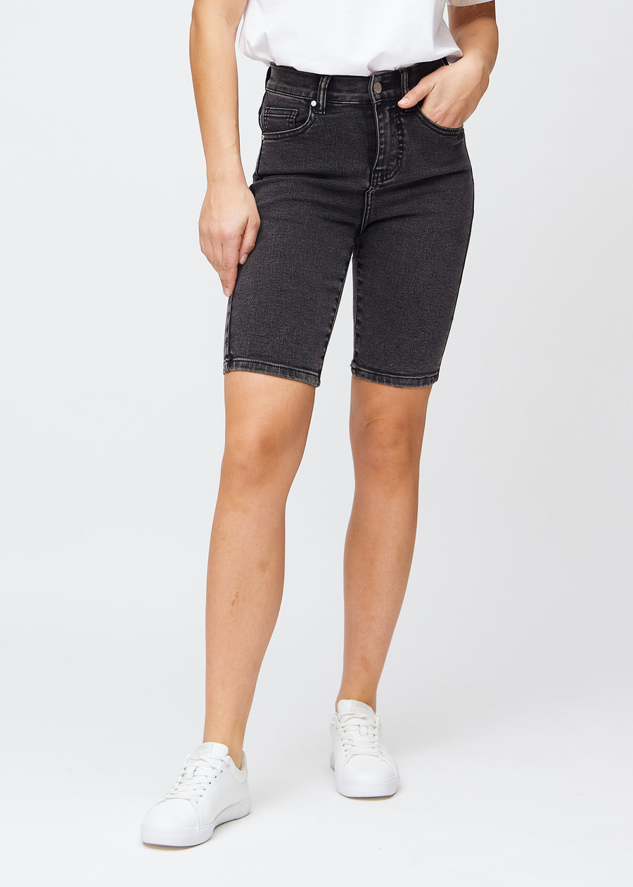 Mörkgrå denim skinny middle shorts, modellnamn Shadows, som sitter tätt över låret och slutar precis ovanför knät, sedd framifrån.