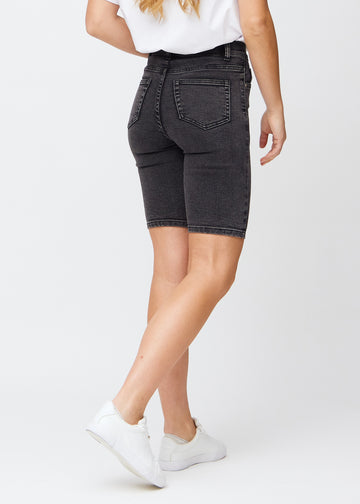 Mörkgrå denim skinny middle shorts sedda bakifrån, så att hela produkten syns.