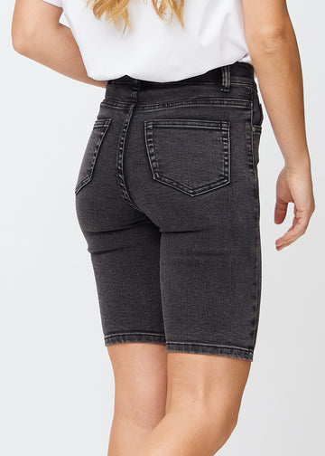 Mörkgrå denim skinny middle shorts sedda bakifrån i närbild för att visa detaljer.