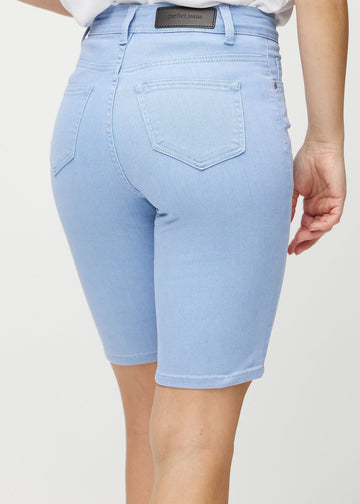 Ljusblå skinny middle shorts sedda bakifrån i närbild för att visa detaljer.