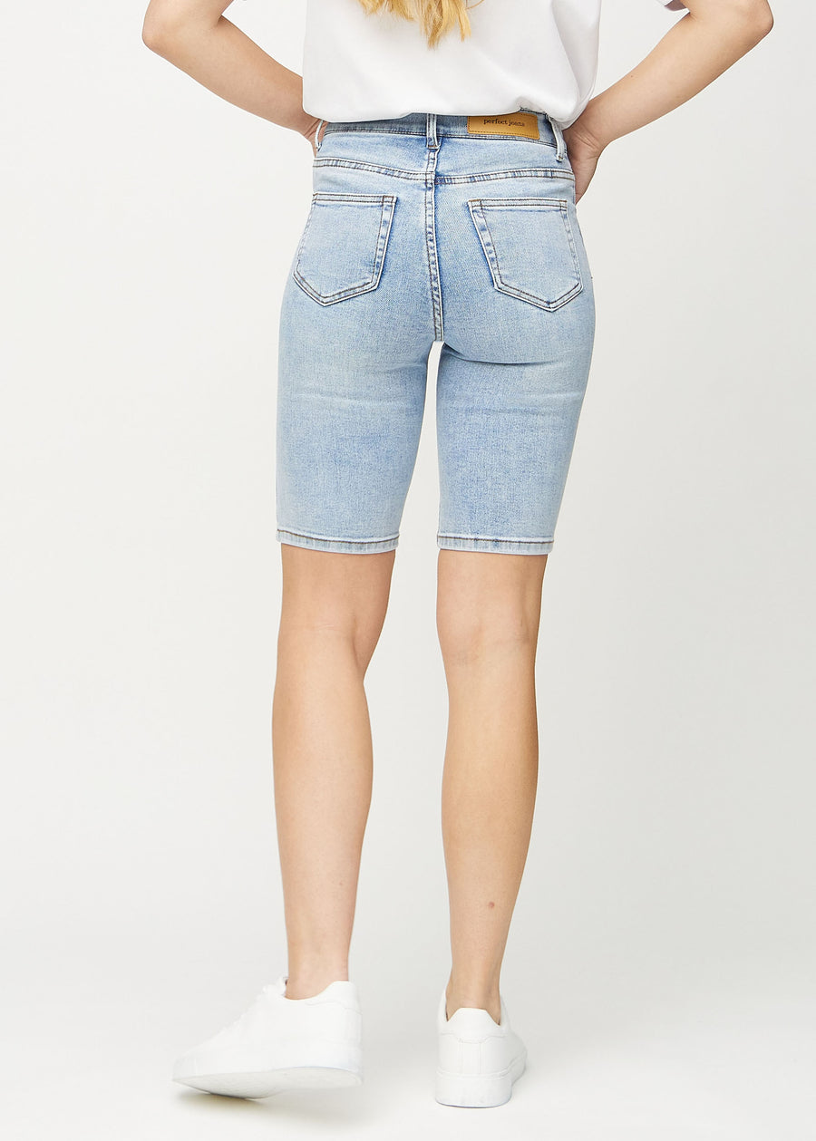 Ljus denim skinny middle shorts sedda bakifrån, så att man kan se hela produkten.