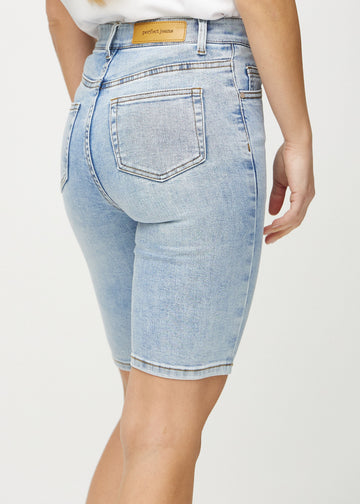 Ljus denim skinny middle shorts sedda bakifrån i närbild för att visa detaljer.