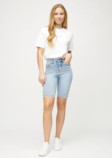 Helbild av modell i ljus denim skinny middle shorts.
