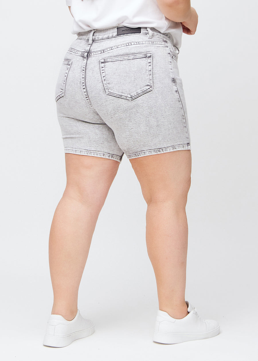 kvinna i ljusgrå denimshorts
