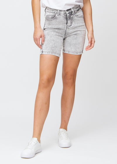 Ljusgrå denim skinny short shorts, modellnamn Ashes, som sitter tätt och slutar mitt på låret, sedd framifrån.