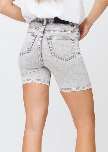 Ljusgrå denim skinny short shorts sedda bakifrån i närbild för att visa detaljer.
