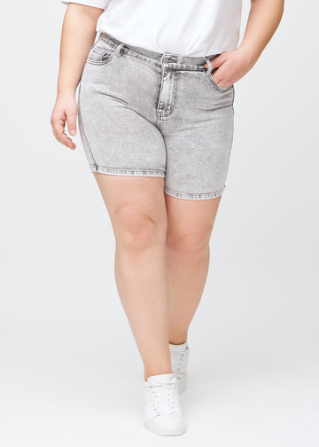 Ljusgrå denim skinny short shorts, modellnamn Ashes, som sitter tätt och slutar mitt på låret på en plus size-modell, sedd framifrån.