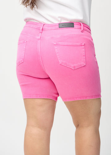 Ljusrosa skinny short shorts sedda bakifrån i närbild på en plus-size-modell för att visa detaljer.