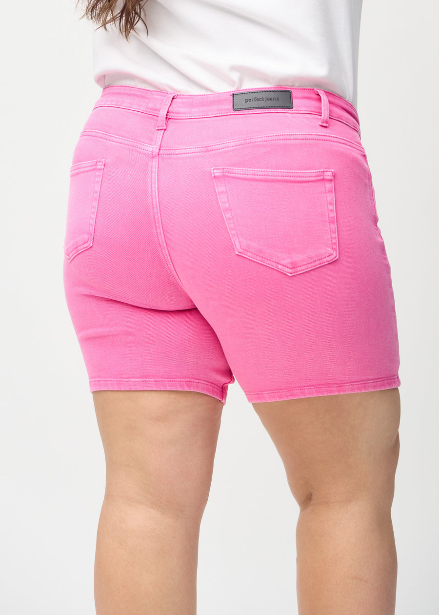 Ljusrosa skinny short shorts sedda bakifrån i närbild på en plus-size-modell för att visa detaljer.