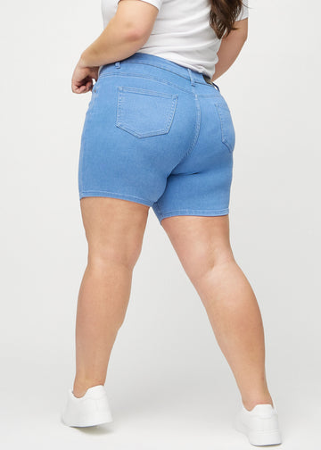 Blå skinny short shorts sett bakifrån på en plus-size-modell, så att man kan se hela produkten.