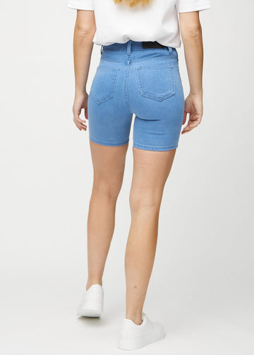 Blå skinny short shorts sett bakifrån, så att man kan se hela produkten.