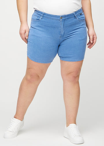 Blå skinny short shorts, modellnamn Geraniums, som sitter tätt och slutar mitt på låret på en plus-size-modell, sett framifrån.