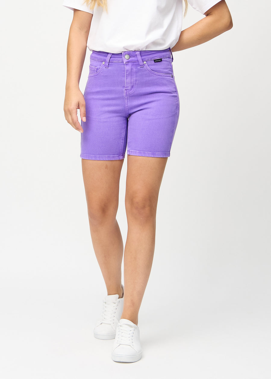 Lila skinny short shorts, modellnamn Lavenders, som sitter tight och slutar mitt på låret, sett framifrån.
