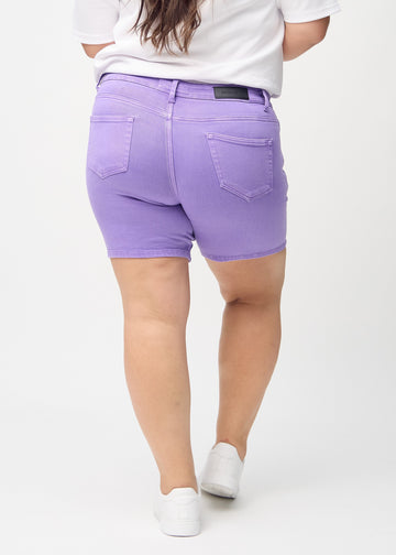 Lila skinny short shorts sedda bakifrån på en plus-size-modell, så att man kan se hela produkten.