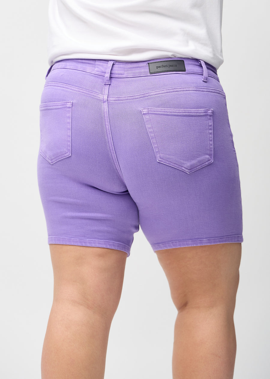 Lila skinny short shorts sedda bakifrån på nära håll på en plus-size-modell för att visa detaljer.