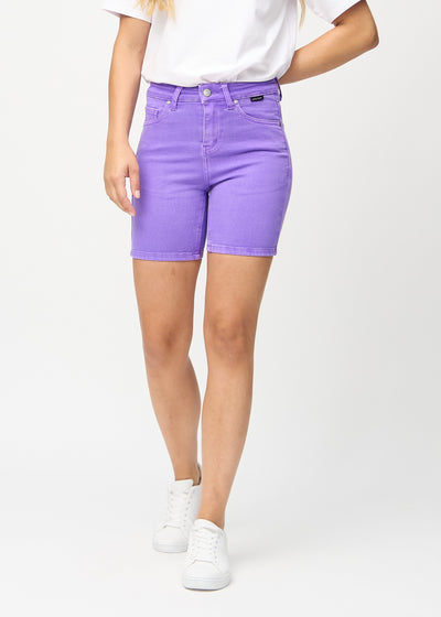 Lila skinny short shorts, modellnamn Lavenders, som sitter tight och slutar mitt på låret, sett framifrån.