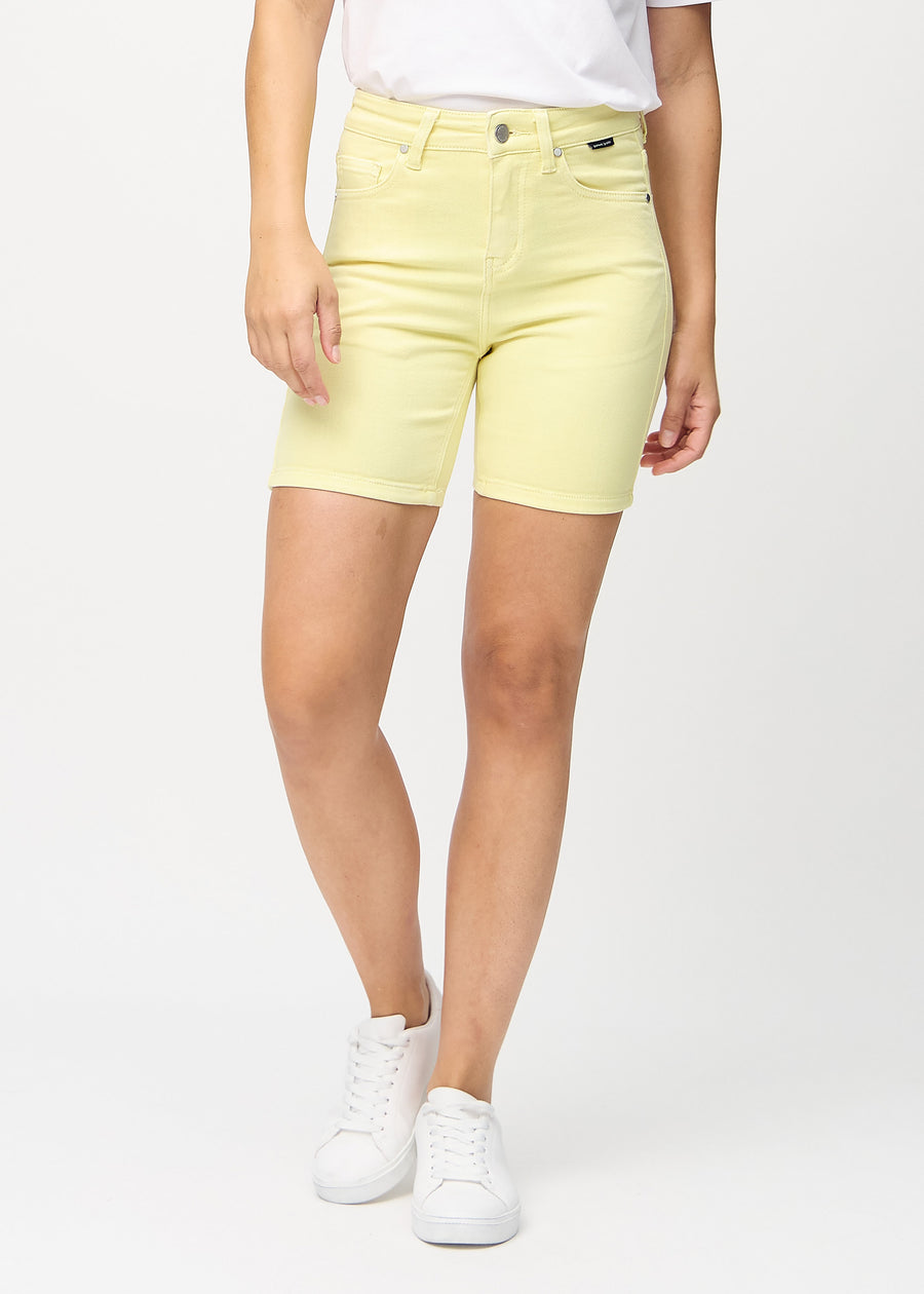 Ljusgula skinny short shorts, modellnamn Lemonades, som sitter tight och slutar mitt på låret, sedda framifrån.