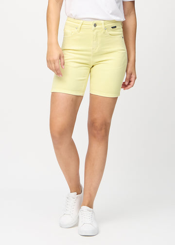 Ljusgula skinny short shorts, modellnamn Lemonades, som sitter tight och slutar mitt på låret, sedda framifrån.