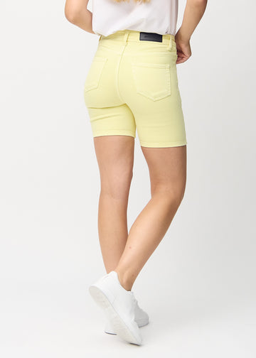 Ljusgula skinny short shorts sedda bakifrån, så att man kan se hela produkten.