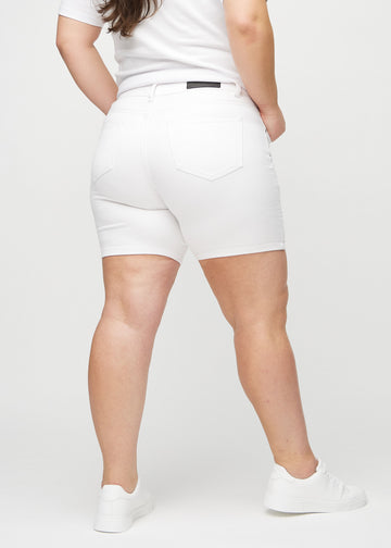 Vita skinny short shorts sedda bakifrån på en plus size-modell, så att man kan se hela produkten.