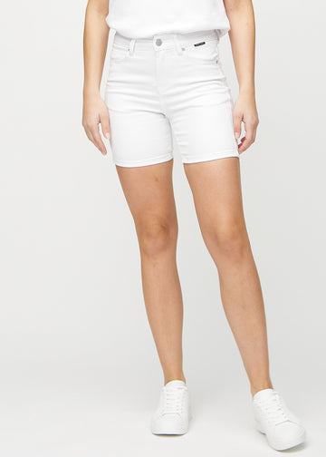 Vita skinny short shorts, modellnamn Marguerites, som sitter tajt och slutar mitt på låret, sedda framifrån.