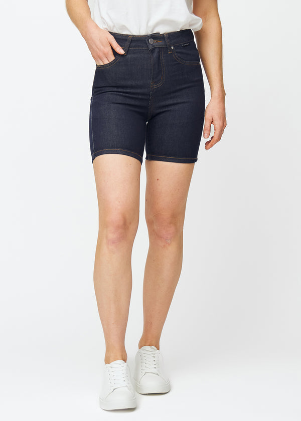 Mörkblå denimshorts för dam i färgen Midnights med skinny passform som sitter tätt vid höften och följer låren, sett framifrån.