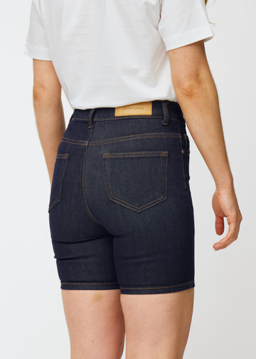 Mörkblå denimshorts för dam i färgen Midnights sett bakifrån i närbild för att visa passform och detaljer.