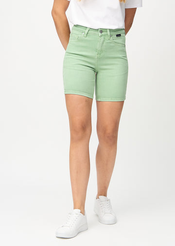 Ljusgröna skinny short shorts, modellnamn Mints, som sitter tight och slutar mitt på låret, sedda framifrån.