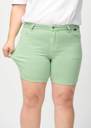Plus-size-modellen drar i shortsen vid låret för att visa stretch.
