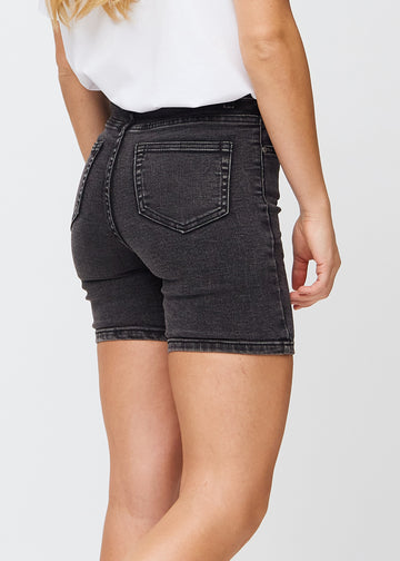 Mörkgrå denim skinny short shorts sedda bakifrån i närbild för att visa detaljer.
