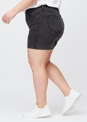 Mörkgrå denim skinny short shorts sedda från sidan på en plus size-modell.