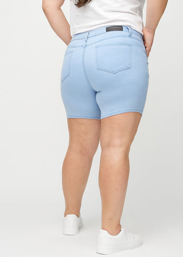 Ljusblå skinny short shorts sedda bakifrån på en plus size-modell, så att man kan se hela produkten.