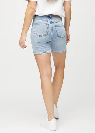 Ljus denim skinny short shorts sedda bakifrån, så att man kan se hela produkten.