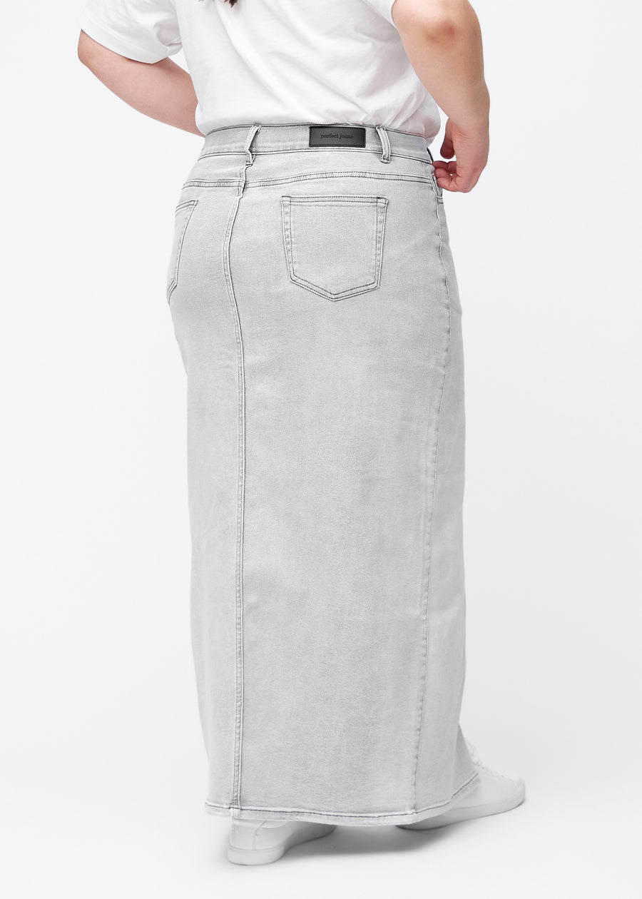 Lång ljusgrå denimkjol för kvinnor i färgen Ashes. Bakifrån på en plus size-modell, så att kjolens hela längd syns.