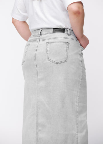 Lång ljusgrå denimkjol för kvinnor i färgen Ashes. Närbild bakifrån på en plus size-modell som visar passform och detaljer.