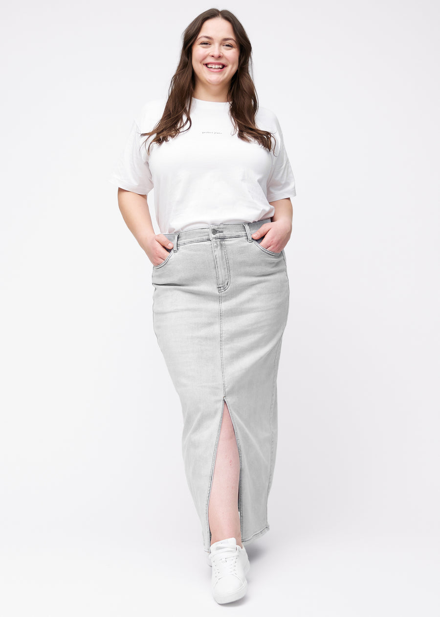 Lång ljusgrå denimkjol för kvinnor i färgen Ashes. Helbild av en plus size-modell som bär kjolen med slits framtill.