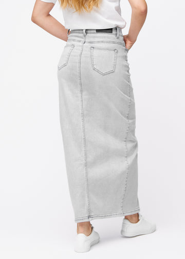 Lång ljusgrå denimkjol för kvinnor i färgen Ashes. Bakifrån på en modell, så att kjolens hela längd syns.
