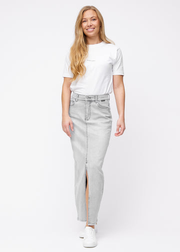 Lång ljusgrå denimkjol för kvinnor i färgen Ashes. Helbild av en modell som bär kjolen med slits framtill.