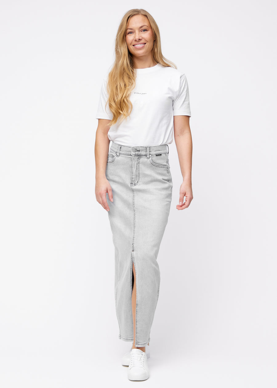 Lång ljusgrå denimkjol för kvinnor i färgen Ashes. Helbild av en modell som bär kjolen med slits framtill.