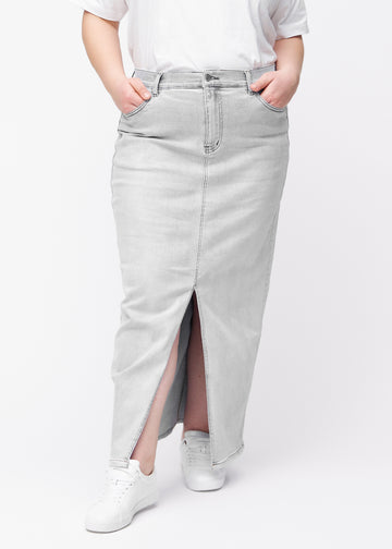 Lång ljusgrå denimkjol för kvinnor i färgen Ashes. Framifrån på en plus size-modell, med rakt fall från höfterna och en slits framtill som börjar strax under knät.