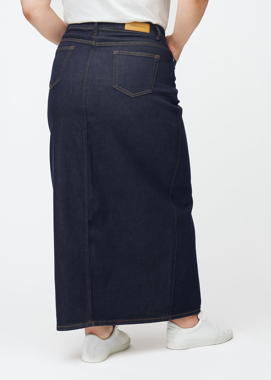 Lång mörkblå denimkjol för dam i färgen Midnights sett bakifrån på plus-size modell, där hela längden syns.