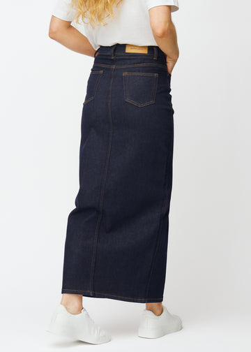 Lång mörkblå denimkjol för dam i färgen Midnights sett bakifrån, där hela längden syns.