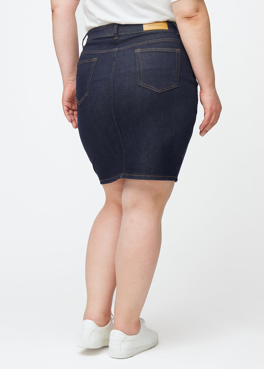 Mörkblå denimkjol för dam i färgen Midnights sett bakifrån på plus-size modell.