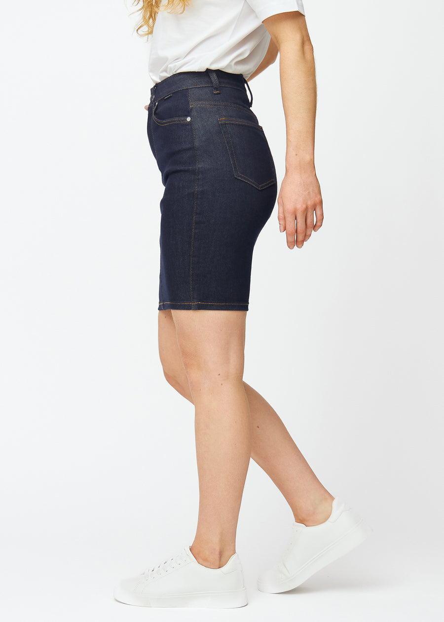 Mörkblå denimkjol för dam i färgen Midnights sett från sidan på modell.