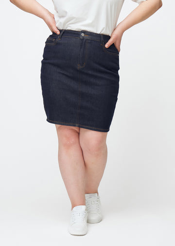 Mörkblå denimkjol för dam i färgen Midnights sett framifrån på plus-size modell.